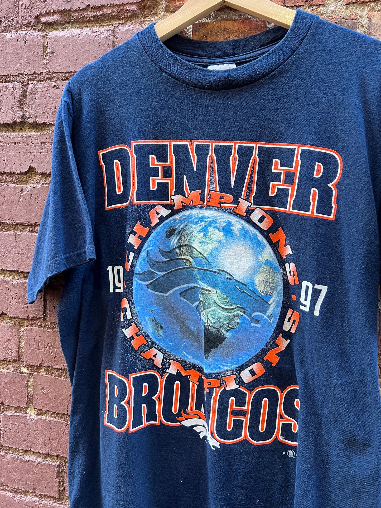 1997 Denver Broncos T-Shirt - Sz XL - NFL Super Bowl 33 champions tee